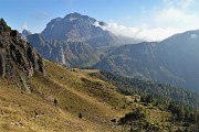 82 Scendiamo al pianoro del Monte Campo...con bella vista sul Pizzo Arera
